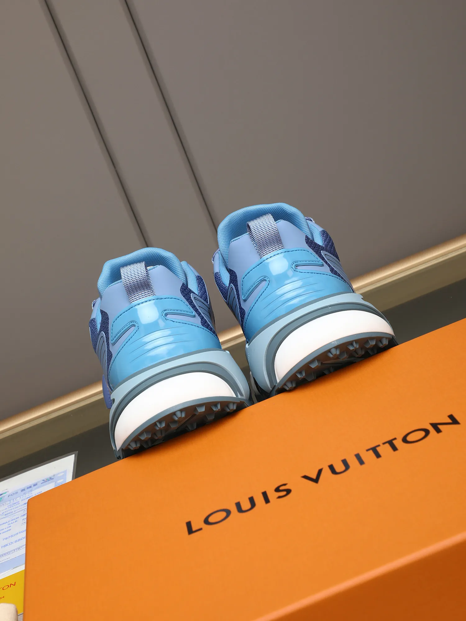 Men's Men's Shoes 💰640 LV Louis Vuitton L Jialu Brand Runner Tatic Series Thick-soled Casual Sports Shoes Running Shoes This LV Runner Tatic sports shoe combines technical materials such as mesh fabric and ribbons to interpret the inspiration of traditional mountaineering shoes. LV letters are written on one side, the lariat buckle of the quick lacing system is embellished with Monogram flowers and Louis Vuitton logos, and the light and wear-resistant rubber outsole completes the whole package. The delivery counter is beautifully packaged🛍📦 ▪️Fabrics: Original imported custom technical fabric + mesh ▪️Inner lining: Original custom-made breathable mesh ▪️Sole: Original open-molded anti-slip rubber combination material ▪️Sole thickness: 4CM ▪️Size: Men's size 38-44, (45 must be customized)